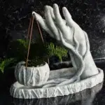 Кашпа Висяща Саксия - стилен контейнер за растения, проектиран за висяне, добавящ елегантен и динамичен акцент в интериора или градината