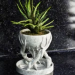 Кашпа – спираловидни корени, уникален дизайн, градинска декорация