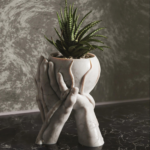 Кашпа Вплетени ръце - декоративен контейнер за растения с уникален дизайн, представящ ръце, които се вплитат, добавящ изразителност и стил