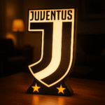 Покажете подкрепата си към Juventus с тази стилна LED лампа Juventus, вдъхновена от италианския футболен гигант. 3D принтираната лампа, изобразяваща логото на Juventus, е перфектен начин да добавите спортен акцент в дома или офиса си. С ярка LED светлина, тя създава динамична и енергична атмосфера, идеална за всеки фен на футболния клуб. Перфектен подарък за всеки почитател на Juventus и любител на футбола.